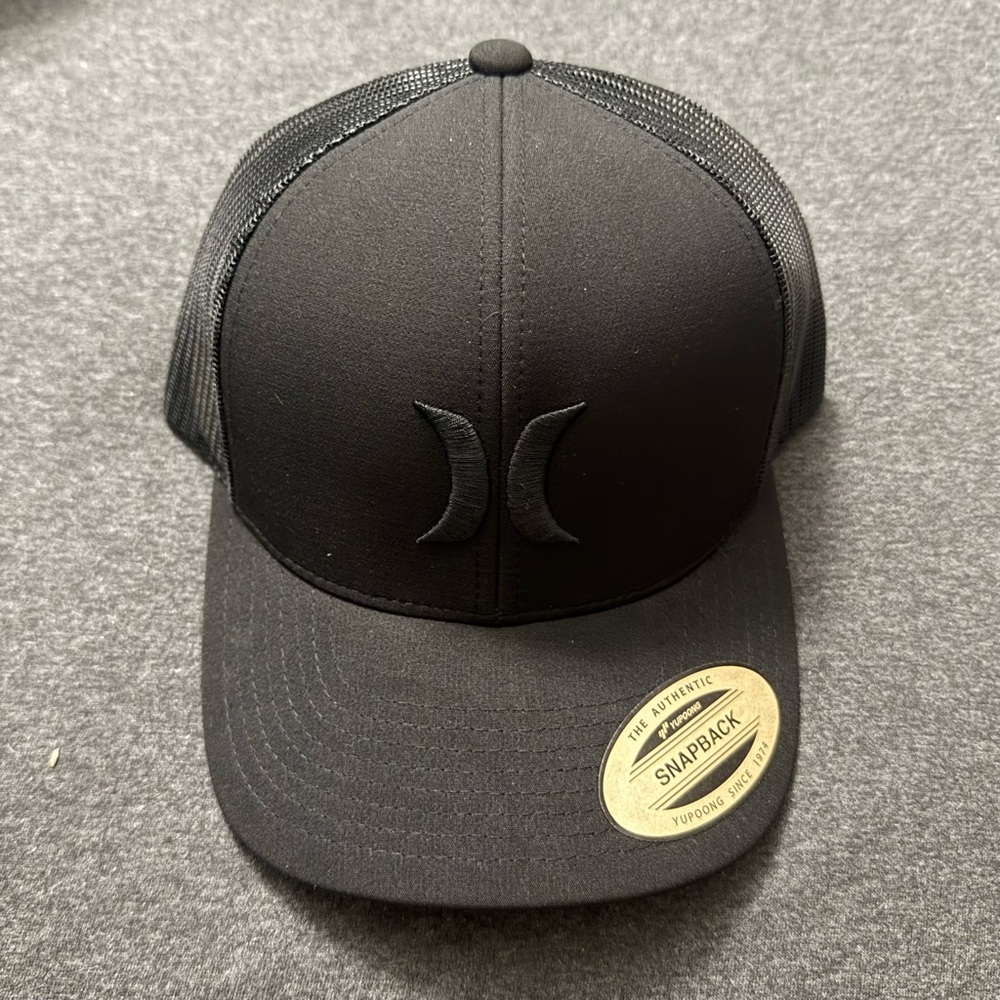 Hurley Men's Del Mar Blackout Trucker with adjustable SnapBack- (Black/Black)